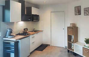 Fridge, stovetop, coffee/tea maker