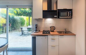 Fridge, stovetop, coffee/tea maker