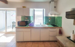 Kjøleskap, ovn, kokeplater og kaffetrakter/tekoker