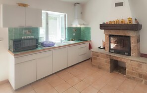 Fridge, oven, stovetop, coffee/tea maker