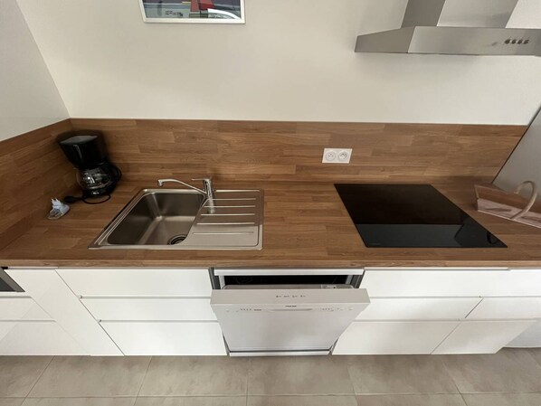 Fridge, microwave, oven, stovetop - Au calme, belle maison récente climatisée pour 6 personnes (LANTON)