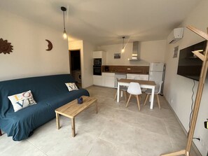 TV - Au calme, belle maison récente climatisée pour 6 personnes (LANTON)