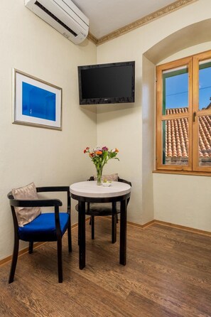 House, 4 Bedrooms, Smoking, City View | Dining