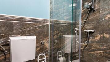 House, 4 Bedrooms, Smoking, City View | Bathroom