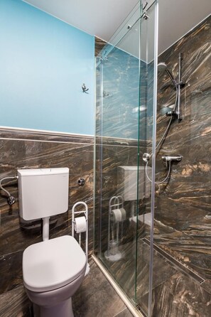 House, 4 Bedrooms, Smoking, City View | Bathroom