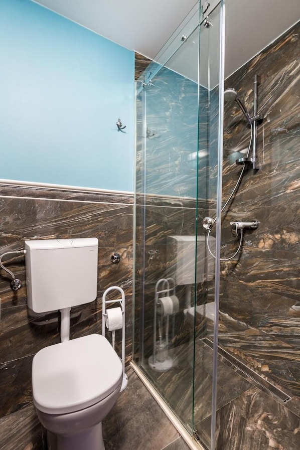 House, 4 Bedrooms, Smoking, City View | Bathroom