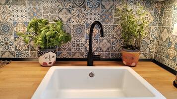 Asciugacapelli, asciugamani, sapone, carta igienica