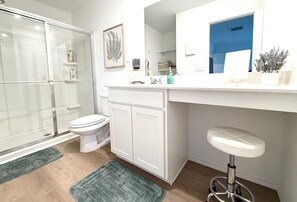 Een douche, een haardroger, handdoeken, zeep