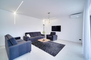Villa, 4 Bedrooms, Accessible, Smoking | Living room