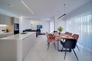 Villa, 4 chambres, accessible aux personnes à mobilité réduite, fumeur | Salle à manger