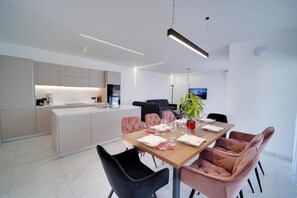 ヴィラ 4 ベ��ッドルーム バリアフリー 喫煙可 | ダイニングルーム