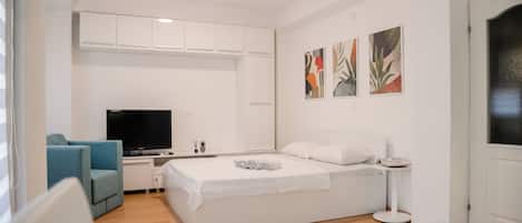 Tabla de planchar con plancha, wifi y ropa de cama