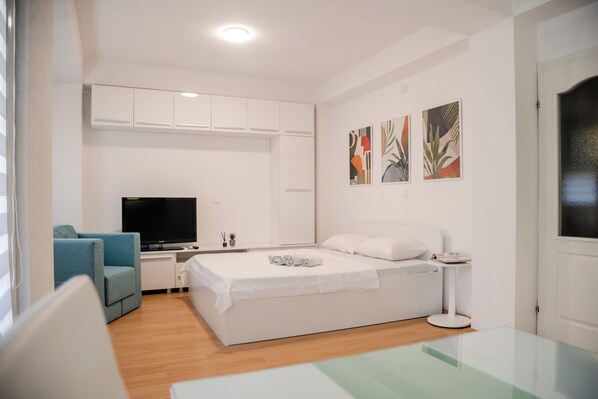 Tabla de planchar con plancha, wifi y ropa de cama 
