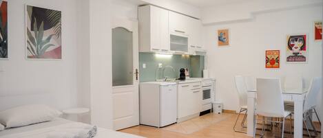 Tabla de planchar con plancha, wifi y ropa de cama