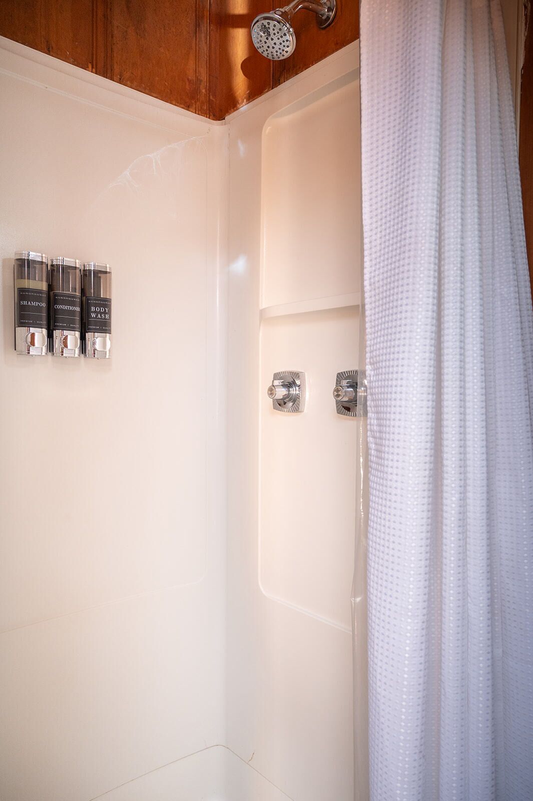 Classic-Zimmer, 1 Queen-Bett, Terrasse, Erdgeschoss | Badezimmer | Dusche, Haartrockner, Handtücher, Seife