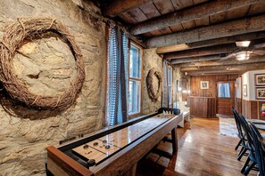 Casa Comfort, 4 dormitoris, no fumadors, vistes al pati | Sala d'estar | Televisor de pantalla plana, Netflix, Hulu i serveis de streaming 