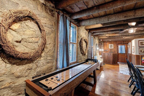 Casa Confort, 4 habitaciones, no fumadores, vistas al patio | Zona de estar | Una televisión de pantalla plana, Netflix, Hulu, servicios de streaming