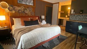 Deluxe Suite, Non Smoking, Pets allowed | Individually decorated, individually furnished, desk, laptop workspace