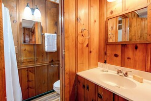 Hair dryer, towels, soap, shampoo - Wildrest Hotel (Waynesville)