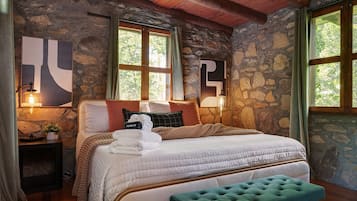 Signature Room, 1 King Bed, Non Smoking, Patio | Premium bedding, individually decorated, individually furnished