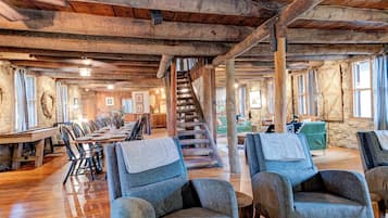 Casa Comfort, 4 camere da letto, non fumatori, vista cortile | Area soggiorno | TV a schermo piatto, Netflix, Hulu, servizi in streaming