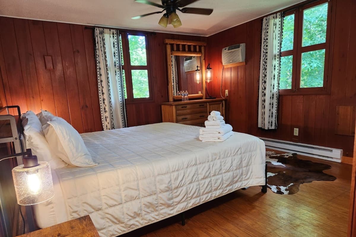 Chalet Confort, Se admiten mascotas, vistas al patio | Wifi gratis y ropa de cama