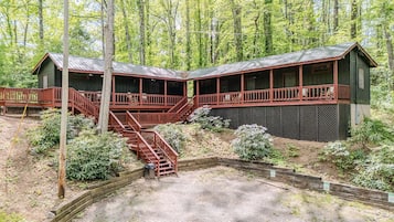 Deluxe Suite, Non Smoking, Pets Allowed | Terrace/patio