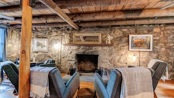 Comfort House, 4 Bedrooms, Non Smoking, Courtyard View | Living area | Flat-screen TV, Netflix, Hulu, streaming services