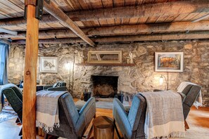 Casa Confort, 4 habitaciones, no fumadores, vistas al patio | Zona de estar | Una televisión de pantalla plana, Netflix, Hulu, servicios de streaming