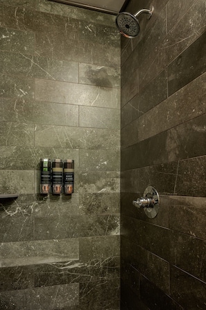 Chambre Signature, 1 très grand lit, non-fumeurs, patio | Salle de bain | Douche, sèche-cheveux, serviettes fournies, savon