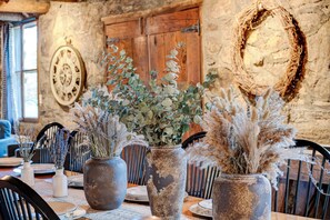 舒适独立别墅, 4 间卧室, 无烟房, 庭院景观 | 起居区 | 平板电视、Netflix、Hulu、流媒体服务