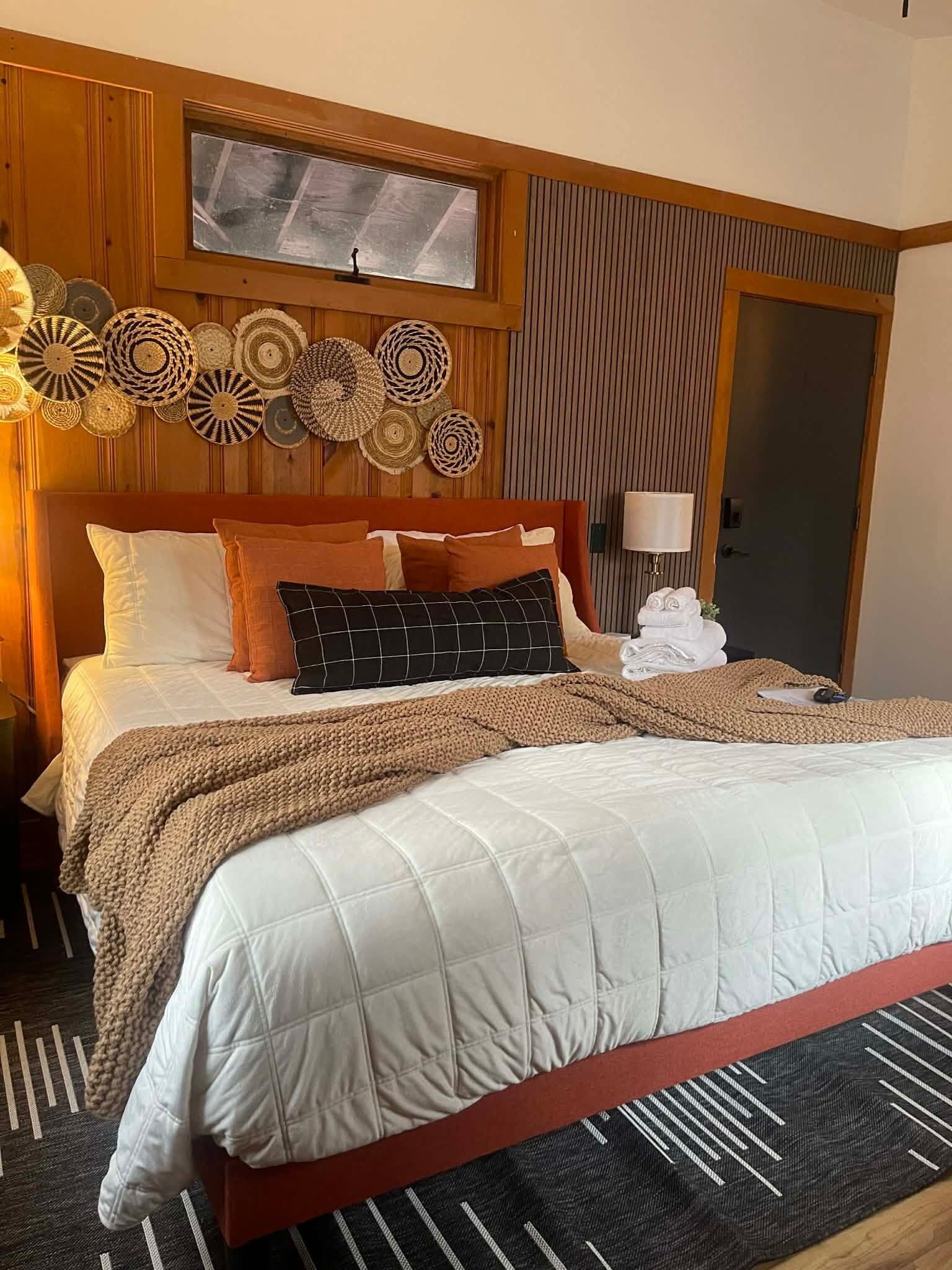 Deluxe Suite, Non Smoking, Pets Allowed | Free cribs/infant beds, free WiFi, bed sheets