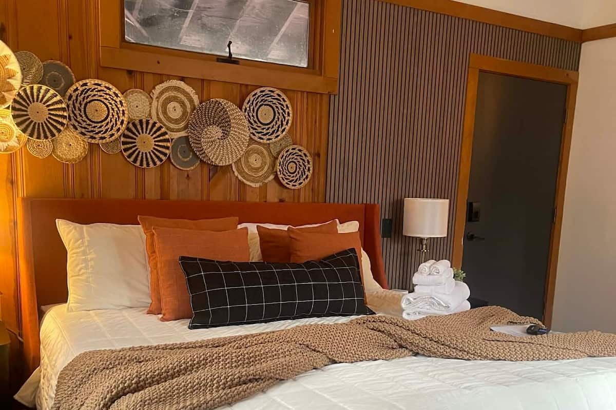 Deluxe Suite, Non Smoking, Pets Allowed | Free cribs/infant beds, free WiFi, bed sheets