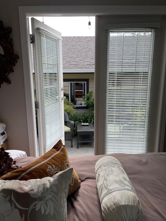 1 bedroom, iron/ironing board, free WiFi, bed sheets. Snowbird Delight