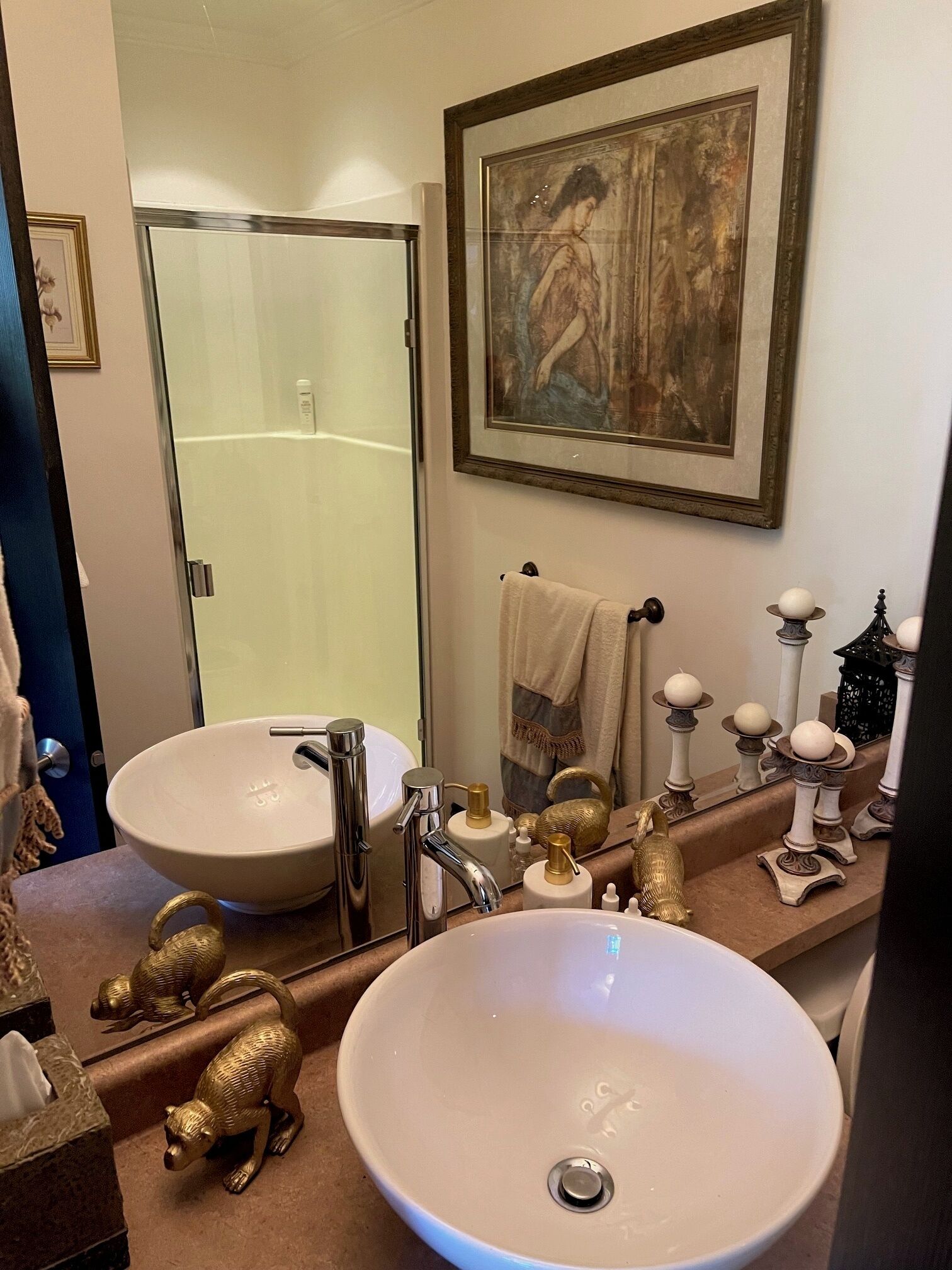 Douche, sèche-cheveux, serviettes fournies, savon