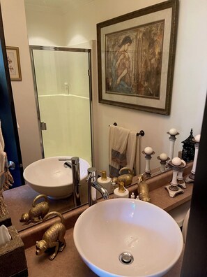 Douche, sèche-cheveux, serviettes fournies, savon