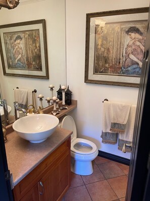 Dusch, hårtork, handdukar och tvål