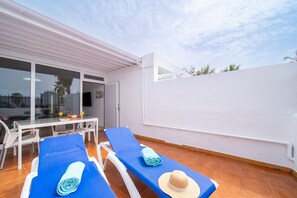 Outdoor dining - Casa Apolo (Puerto del Carmen)
