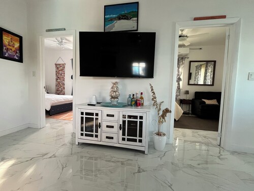 Charming 2-bedroom cottage in Exuma with AC located next to a 3 mile beach