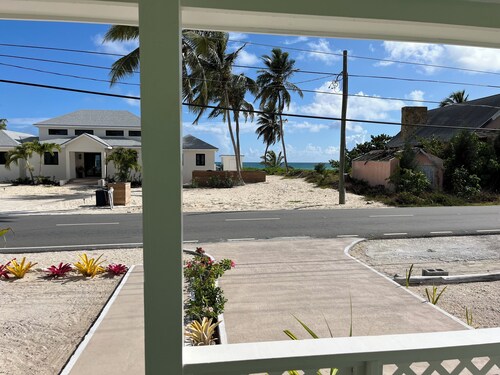 Charming 2-bedroom cottage in Exuma with AC located next to a 3 mile beach