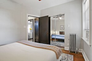 Apartamento clássico, 1 cama Queen | Escrivaninha, ferros/tábuas de passar roupa, Wi-Fi de cortesia