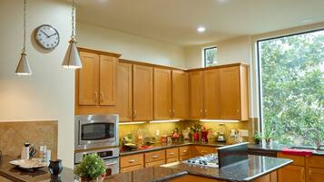 Microondas, horno, parrilla de estufa y lavavajillas