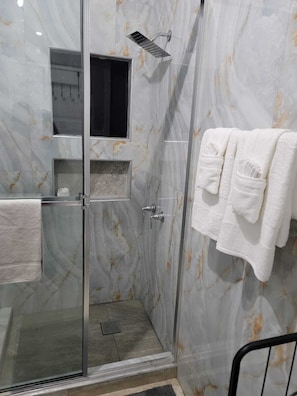 Douche, serviettes fournies, savon, papier toilette