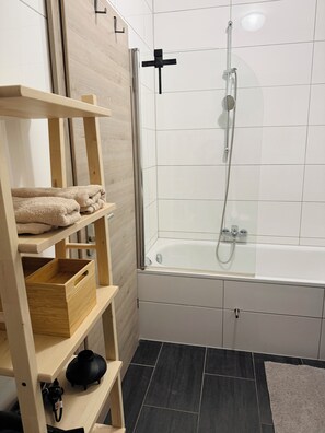 Secadora de cabello, toallas, papel de baño 