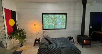 The Disco Studio - Unique Artist Escape with Swimming Hole