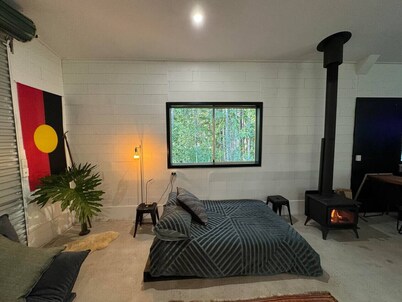 The Disco Studio - Unique Artist Escape with Swimming Hole