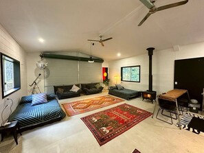 Televisie, een open haard, een dvd-speler en een stereo