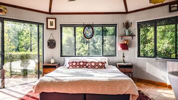 Desk, iron/ironing board, WiFi, bed sheets