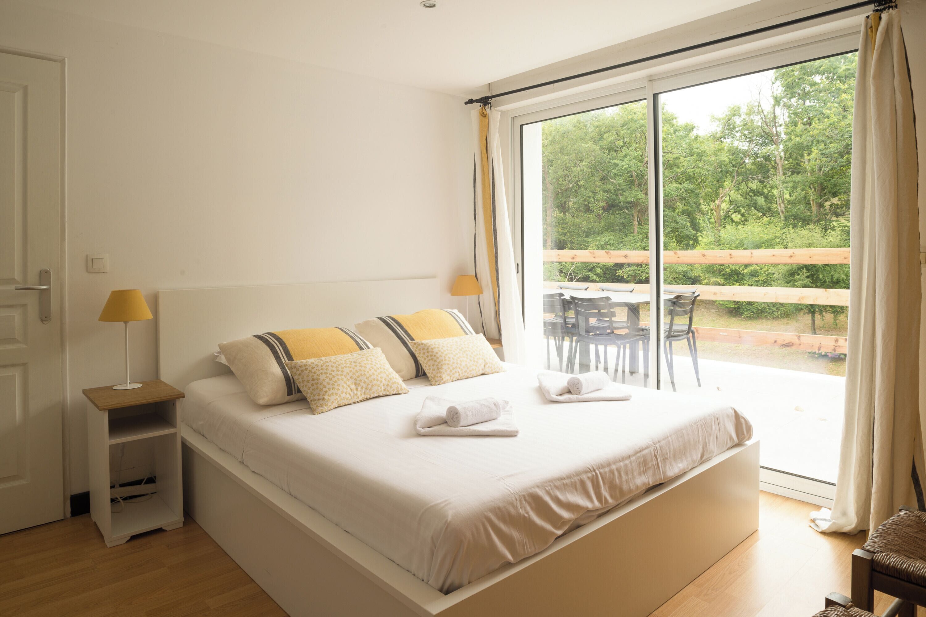 4 bedrooms, iron/ironing board, WiFi, bed sheets