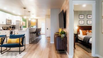 3 habitaciones, tabla de planchar con plancha, wifi y ropa de cama